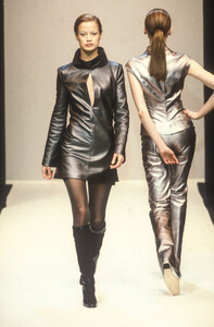 217637342_PacoRabanne1996WomenRTW17.thumb.jpg.503a35ec499d6f25c1b9d8036e81c608.jpg