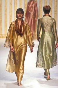 22947476_PierreBalmain1994HauteCouture124.thumb.jpg.a922ee16badf8cacb23d98381cd46c86.jpg