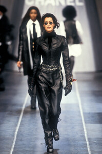 231861556_Chanel1993WomenRTW63.thumb.jpg.0c3c17d012076083e1a00d37e8b714ed.jpg