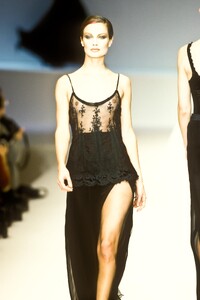 238456222_Valentino1996WomenRTW201.thumb.jpg.44fdd3903ec6ecbcab53e39f528476a7.jpg