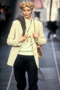 280002910_Chanel1993WomenRTW67.thumb.jpg.3f9ddfd3c88dac3b591113f3a258cc7f.jpg