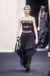 283443280_AlbertaFerretti1993WomenRTW87.thumb.jpg.bca1ee174c2ed7837a7a78947749bf9d.jpg