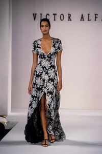 292325974_VictorAlfaro1995WomenRTW54.thumb.jpg.f18f665dc7520165d2c7d43622ac56be.jpg