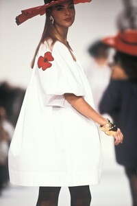 321428315_YvesSaintLaurent1990WomenRTW112.thumb.jpg.873009ba2d5e6fa3eaa5dc1cfdeb5ca7.jpg