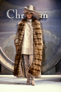 335345466_ChristianDior1993HauteCouture118.thumb.jpg.49261bf63defef6830df9224ca6e1c76.jpg