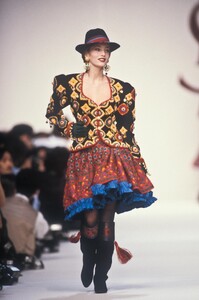 374904232_YvesSaintLaurent1990WomenRTW79.thumb.jpg.d31e0d7a3c21b0b35e0186e9829c5f2d.jpg