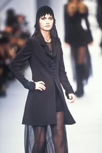 395840723_KarlLagerfeld1993WomenRTW139.thumb.jpg.8adc1746bd3a9af52d129705251a5748.jpg