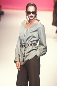 401229409_YvesSaintLaurent1996WomenRTW2.thumb.jpg.753fa79a10b1fc76065353e1dca1053a.jpg