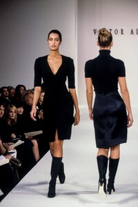 417895029_VictorAlfaro1995WomenRTW74.thumb.jpg.6664968b0fdd681545de5decea46f47e.jpg