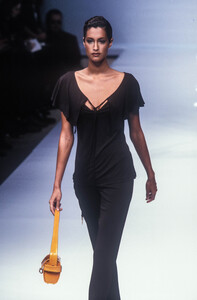 418911394_SalvatoreFerragamo1997WomenRTW60.thumb.jpg.a1d709f27b51f34207938cd57bb9c73f.jpg