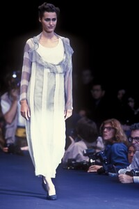 420508240_CommedesGarcons1991WomenRTW18.thumb.jpg.5da750ff2d2a194fb641b6752f546556.jpg