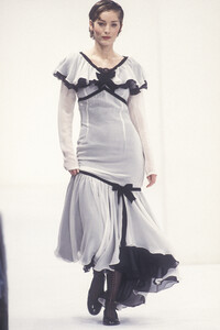 428337776_DolceGabbana1993WomenRTW143.thumb.jpg.89629b174a64770300277e1ec337a6e8.jpg