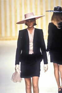 433464480_PierreBalmain1994HauteCouture79.thumb.jpg.3e1925c98174ce4f325e5435eee3037f.jpg