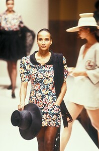 435005228_Fendi1990WomenRTW64.thumb.jpg.bb8620959d77fc2fb85fdbf645766804.jpg