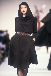 435156081_YvesSaintLaurent1990WomenRTW44.thumb.jpg.7360a03d9c149fa0494da8de2e1616dc.jpg