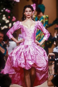 44391149_YvesSaintLaurent1990HauteCouture151.thumb.jpg.ee9b95352bf867b6d2703509947abc0e.jpg