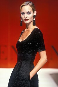 4442982_Valentino1993HauteCouture182.thumb.jpg.a78f6bdaebf57808cf804689c6e5b5b2.jpg