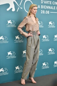 Elizabeth+Debicki+Burnt+Orange+Heresy+Photocall+e7w_kuQyftix.jpg