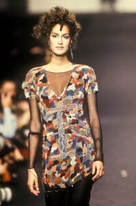 47040200_KarlLagerfeld1994WomenRTW98.thumb.jpg.dcf94c0173de8925faa231cca3c96371.jpg
