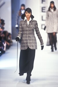 480499916_KarlLagerfeld1993WomenRTW85.thumb.jpg.e5d08bb7fc33ec7f20090228dc3e7eab.jpg