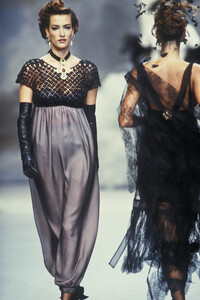 493628265_Chanel1992HauteCouture75.thumb.jpg.6860d9aaa54854a96a2d177f6a1eae0b.jpg