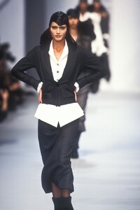 504823884_KarlLagerfeld1993WomenRTW82.thumb.jpg.e401e6f8a3e52b6abf81d80521bd52b8.jpg