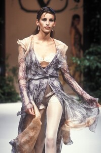 524387575_Valentino1994HauteCouture70.thumb.jpg.ffeddea7dc2e8c012ee4ab1126173a14.jpg