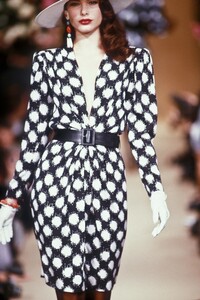 528116405_YvesSaintLaurent1990HauteCouture108.thumb.jpg.028935589f5d6a755b0f262ef50e8f98.jpg
