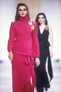 534357735_Valentino1989WomenRTW167.thumb.jpg.2234368105f847c019a5e70e6cf21fc6.jpg