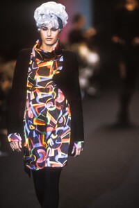 537647006_KarlLagerfeld1991WomenRTW34.thumb.jpg.a9d55b98c5640760cfca505e211df431.jpg