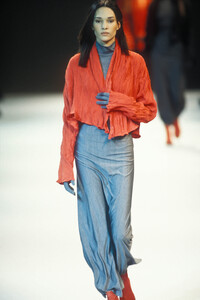 540343650_IsseyMiyake1993WomenRTW37.thumb.jpg.0f89f0f4f2aa12fa594ee3ea58e96d6a.jpg