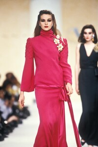 553379960_Valentino1989WomenRTW166.thumb.jpg.2494238c3ebeea09bc1d0eb8e2674fc1.jpg