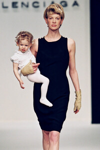 563655786_Balenciaga1996WomenRTW27.thumb.jpg.5ccb446b211f132870833e53f8adcc5e.jpg