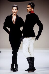 574362677_JinAbe1992WomenRTW40.thumb.jpg.47e6730a212fdf382ed22b774d818363.jpg