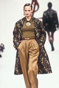 582043967_YvesSaintLaurent1993WomenRTW48.thumb.jpg.d404af593c53a1937f9f020d3bd72565.jpg