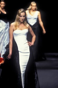 58540247_ChristianDior1994HauteCouture166.thumb.jpg.d7eecb51d0113b841f84a73f775fad14.jpg