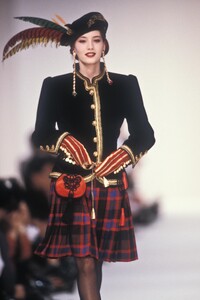 593196709_YvesSaintLaurent1990WomenRTW8.thumb.jpg.960cfdf56f7b01d9434438d562253e6d.jpg