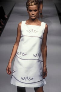 602360929_AlbertaFerretti1996WomenRTW138.thumb.jpg.509b1bb3aaf16a568097ef2a395dfb55.jpg