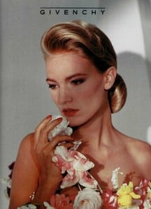 612381088_UnknownGivenchy19909.thumb.jpg.c1b2075cc68291761c79e307ea02524e.jpg