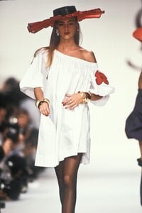 621031891_YvesSaintLaurent1990WomenRTW111.thumb.jpg.864bf75ef0752f128719c079b2797050.jpg