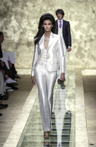 633943472_Versace2001Menswear18.thumb.jpg.e45276be2becc37adb05fa6684953a69.jpg