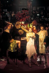 638345480_JohnGalliano1998WomenRTW69.thumb.jpg.c270970ba9a71f2495388208fe78d936.jpg
