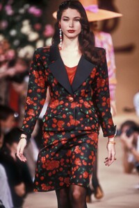 642718796_YvesSaintLaurent1990HauteCouture50.thumb.jpg.efd9837b59a014af3ffab5bc2213eb3a.jpg