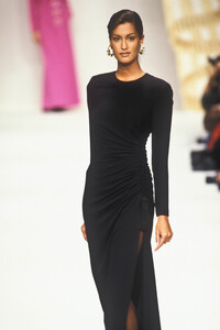 671494438_PierreBalmain1993HauteCouture30.thumb.jpg.a0f9f75800ffd335b438cb3996e2f946.jpg