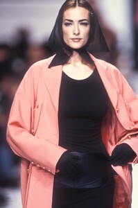 67740850_KarlLagerfeld1992WomenRTW51.thumb.jpg.047a0eb03dbc9e3575bea54d97cb8157.jpg