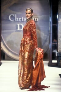 680658587_ChristianDior1993HauteCouture167.thumb.jpg.a570a84d7b391c63dd0dc5c7abb2d3c7.jpg