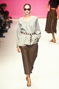 687612406_YvesSaintLaurent1996WomenRTW1.thumb.jpg.9d78888f0e070e181e722ee6f3cbb8f3.jpg