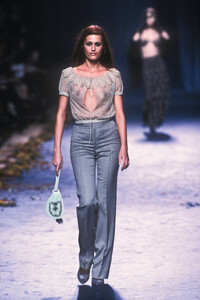 68836527_Chloe1998WomenRTW115.thumb.jpg.26f432db2b19d3564f1378ee9cb393e5.jpg