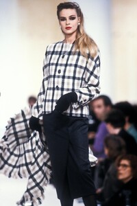 706800796_Valentino1989WomenRTW70.thumb.jpg.96028a5a86d9d0f3f2a377e234200dc0.jpg