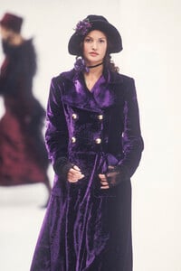 711441447_DolceGabbana1993WomenRTW160.thumb.jpg.b813569cda16562254b97317d9b7ebe0.jpg